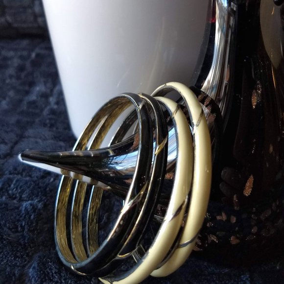 3/$25 vintage 80s 'gold' cream black enamel bangle set EUC - Picture 3 of 11